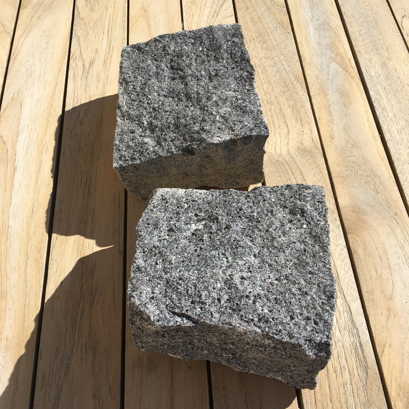natural split granite cobbles g654